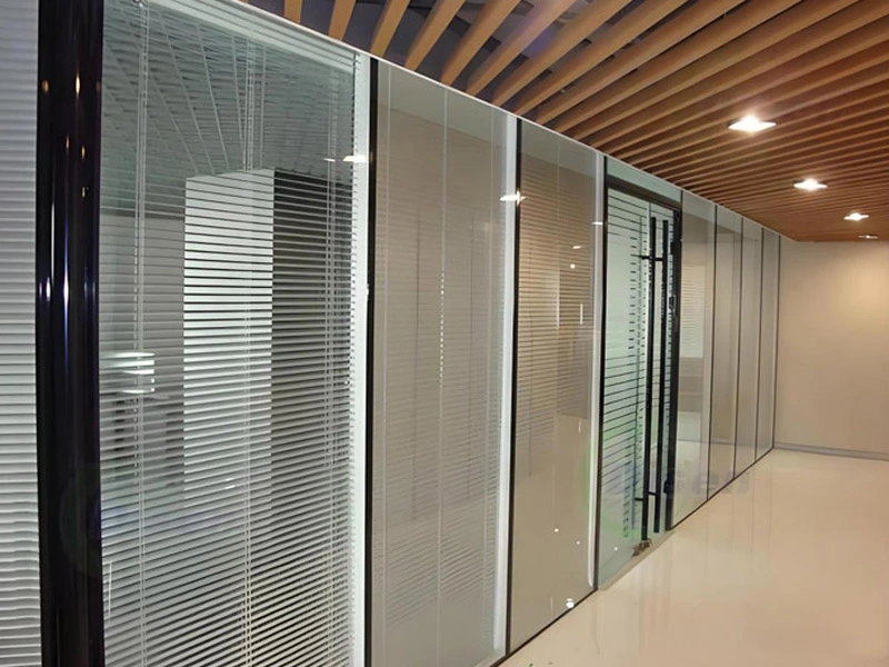 Auto gesteuertes Blind isoliertes Glas