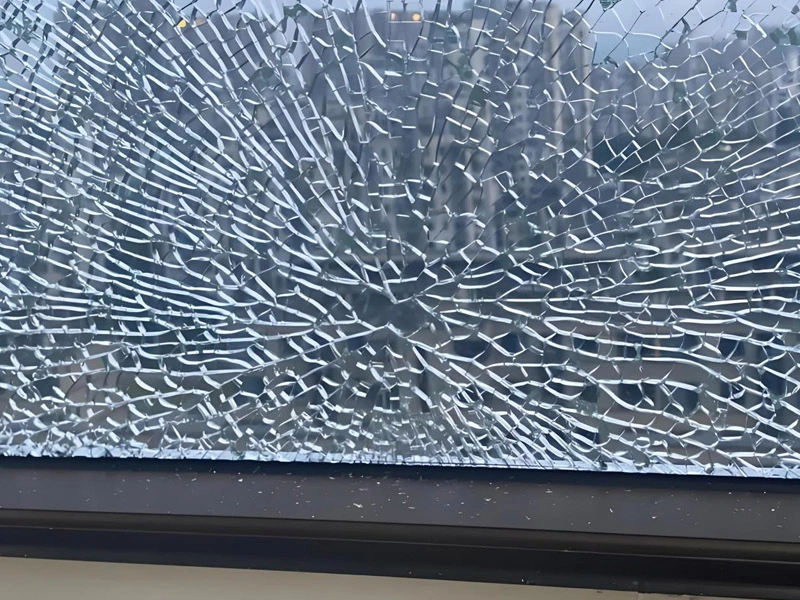 Der Grund für den spontanen Bruch von gehärtetem Glas